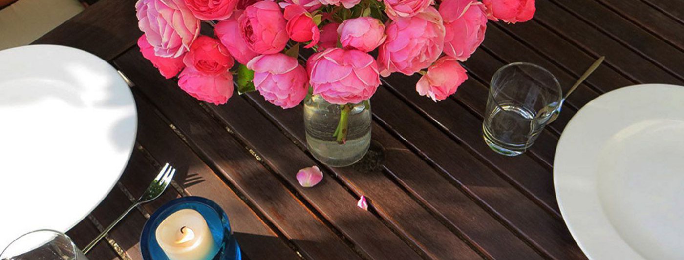 Blumen am Tisch beim Gartenfest